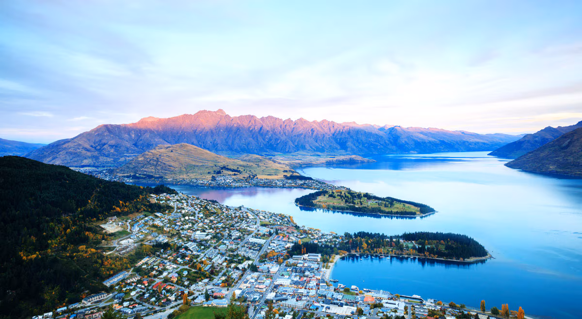 <span> Day 4 </span> Hobbiton Movie Set - Head Back to Auckland INCLUDED : 1 Hotel 1 Transfer 1 Activity 2 Meals