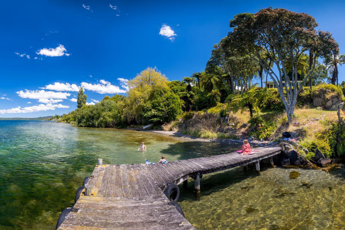 <span> Day 2 </span> Auckland - Hobbiton - Rotorua INCLUDED : 1 Hotel 1 Activity 2 Meals